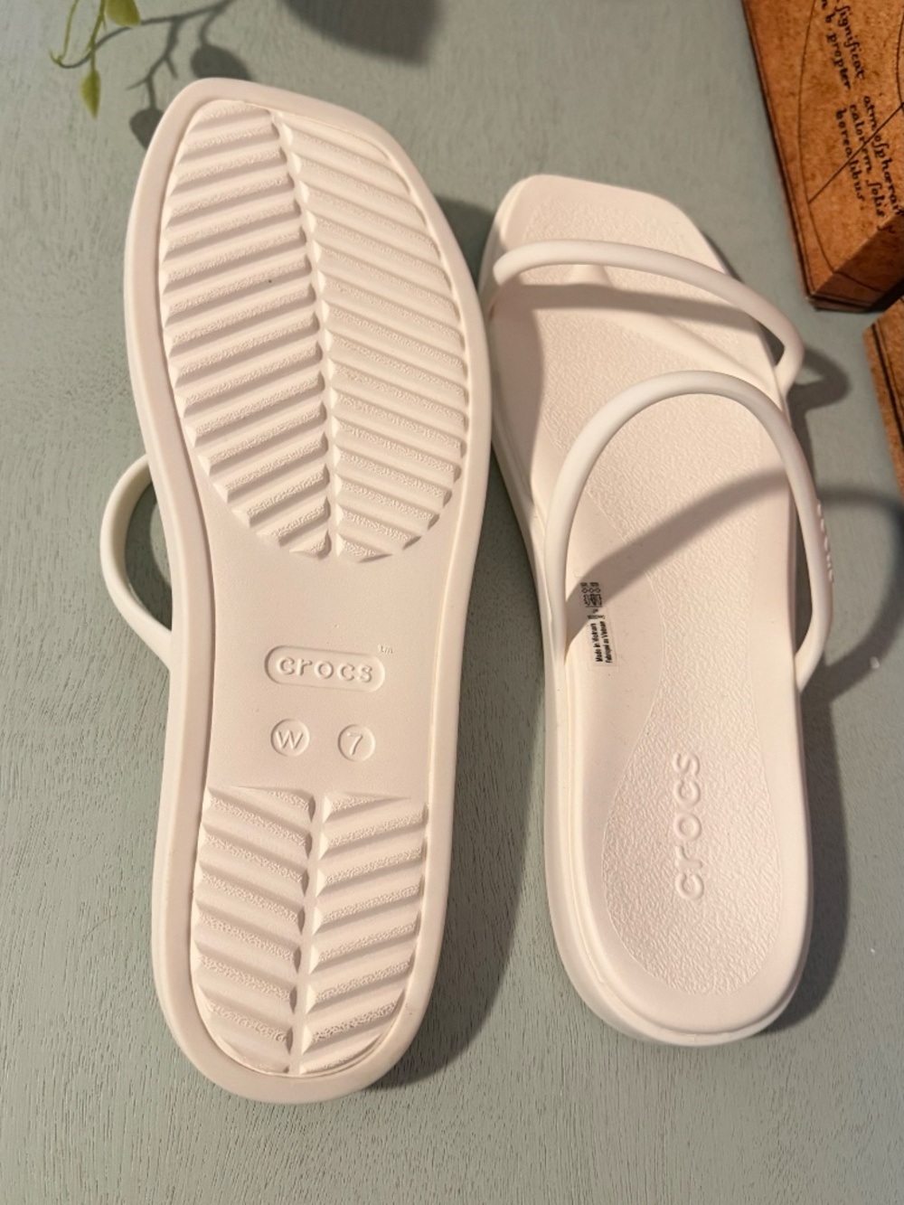 Crocs skinny strap sandal ladies size 7 NEW - Picture 2 of 2
